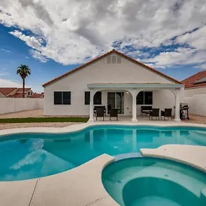  Holiday home Luxurious House With A Pool, Spa, And Patio, Sleeps 6 Comfortably